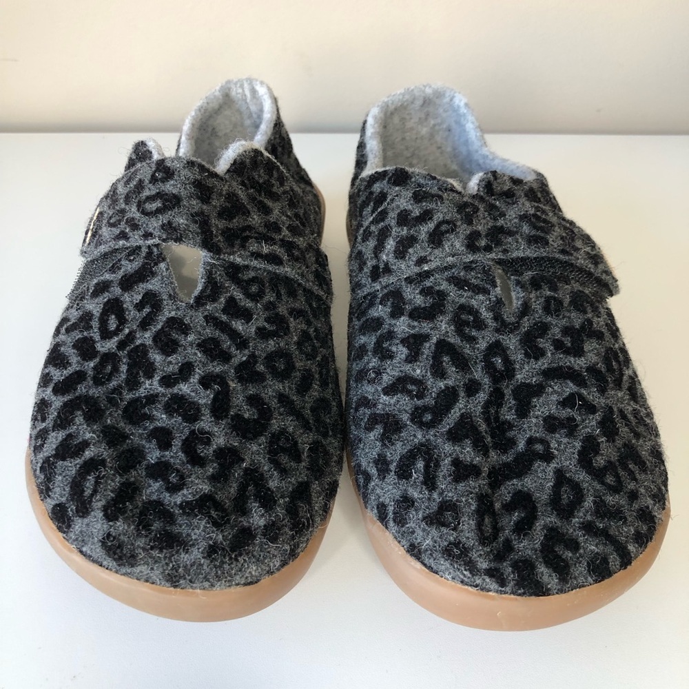 Pure Wool Cozy Feet Gray Leopard Print Rubber Sole Velcro Strap Slipper Shoes 6 - Picture 2 of 9